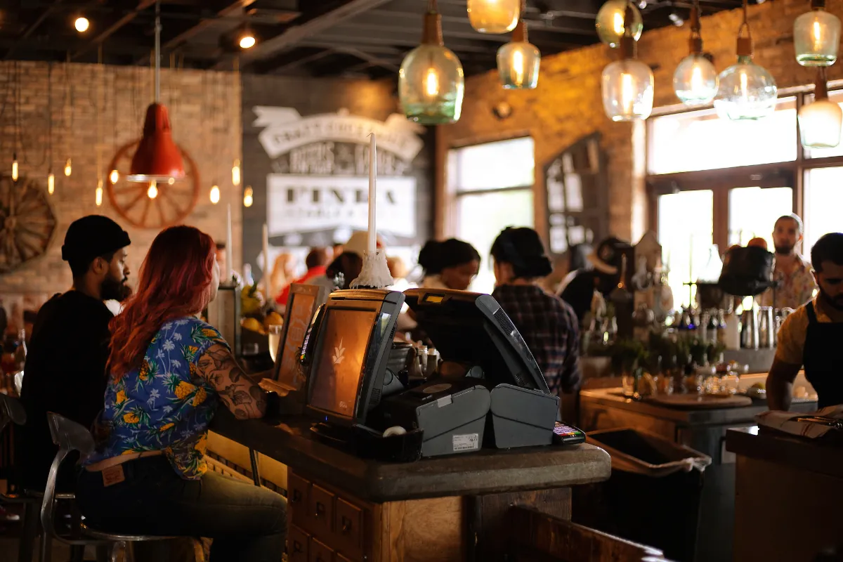 Clientes disfrutando de un ambiente comercial confortable